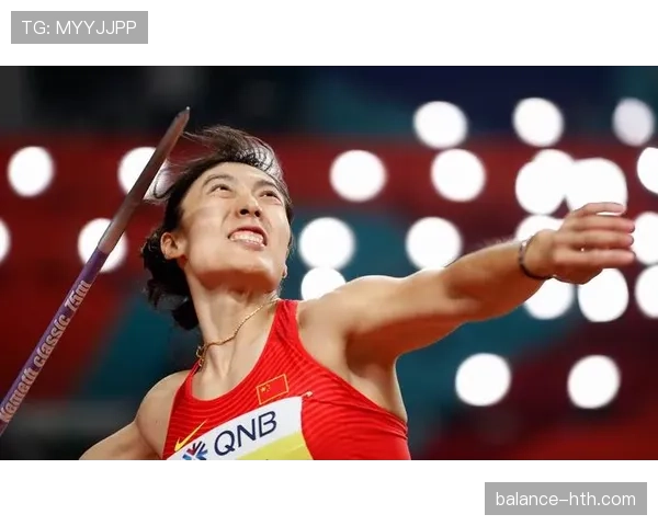 凯特·道格拉斯在100米蛙泳比赛中夺冠，刷新赛季最佳成绩